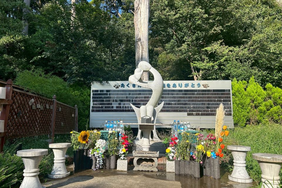 「動物苑 柏大島田」の、ペット霊園の供養塔と屋外慰霊スペース